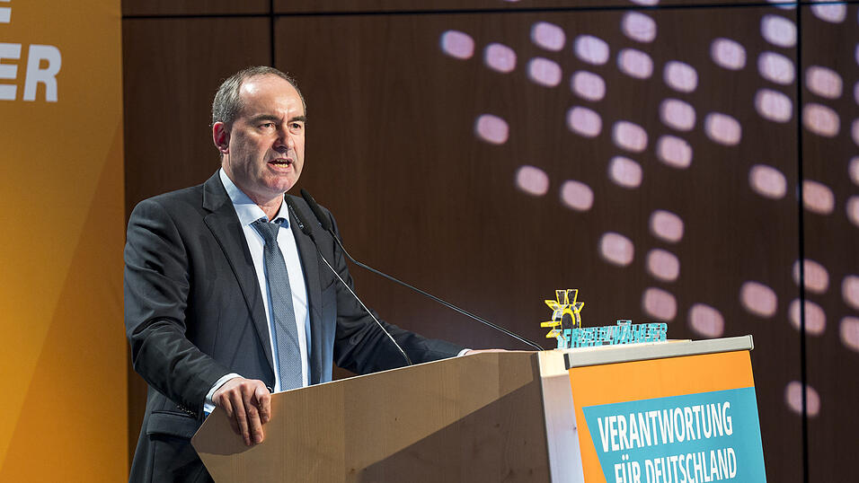 Hubert Aiwanger stimmt die Parteimitglieder auf den Wahlkampf für die vorgezogene Bundestagswahl ein. Der bayerische Wirtschaftsminister ist zum Spitzenkandidaten gekürt worden.