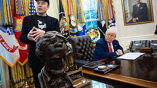 Ursprünglich waren Donald Trump (r.) und Elon Musk als enge Verbündete in Trumps zweite Amtszeit gestartet. Jetzt spitzt sich der Streit zwischen ihnen zu.