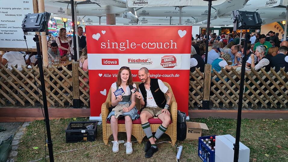 Die Single-Couch vor dem Nothaft-Festzelt am Gäubodenvolksfest.