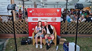 Die Single-Couch vor dem Nothaft-Festzelt am Gäubodenvolksfest.