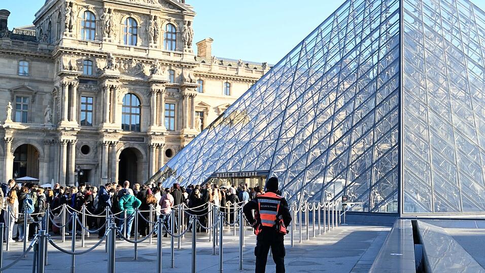 Laut Louvre-Direktoren gibt es bereits mehrere Mäzene, die ihre Unterstützung bei der Renovierung der Krone zugesagt haben. Laut Louvre-Direktoren gibt es bereits mehrere Mäzene, die ihre Unterstützung bei der Renovierung der Krone zugesagt haben.