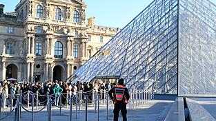 Laut Louvre-Direktoren gibt es bereits mehrere Mäzene, die ihre Unterstützung bei der Renovierung der Krone zugesagt haben. Laut Louvre-Direktoren gibt es bereits mehrere Mäzene, die ihre Unterstützung bei der Renovierung der Krone zugesagt haben.