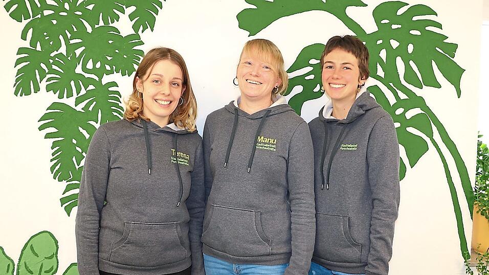 Sozialpädagogin Teresa Fröhlich (von links), Manuela Moissl, Leiterin der Stadtteilarbeit Porschestraße, und Praktikantin Anja Weger brauchen Unterstützung, damit der Schwimmkurs wieder stattfinden kann. Sozialpädagogin Teresa Fröhlich (von links), Manuela Moissl, Leiterin der Stadtteilarbeit Porschestraße, und Praktikantin Anja Weger brauchen Unterstützung, damit der Schwimmkurs wieder stattfinden kann.