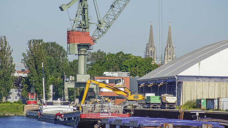 Der Regensburger Hafen liegt nahe an Wohnbebauung.