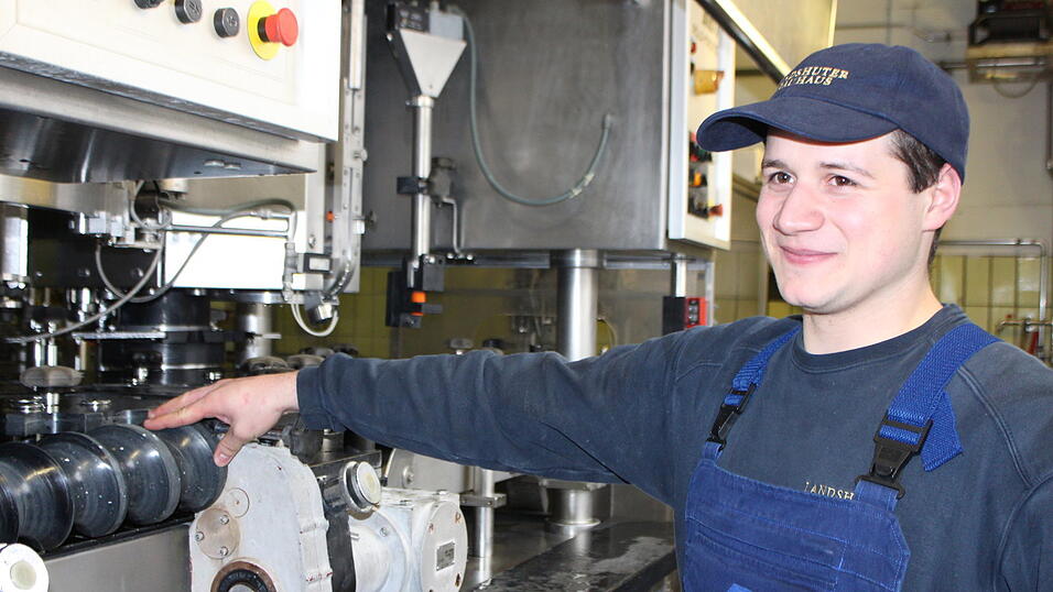 Die Maschine f&uuml;llt das Bier ab. Tobias Gmeiner bringt die Anlage zum Laufen und &uuml;berwacht den Ablauf.