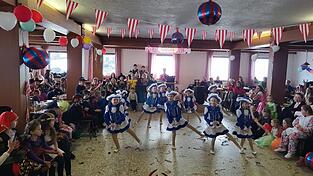 Die Kindergarde schwingt schon fast so exakt die Beine wie die Gardemädchen. Die Zuschauer waren von der Aufführung begeistert. Die Kindergarde schwingt schon fast so exakt die Beine wie die Gardemädchen. Die Zuschauer waren von der Aufführung begeistert.