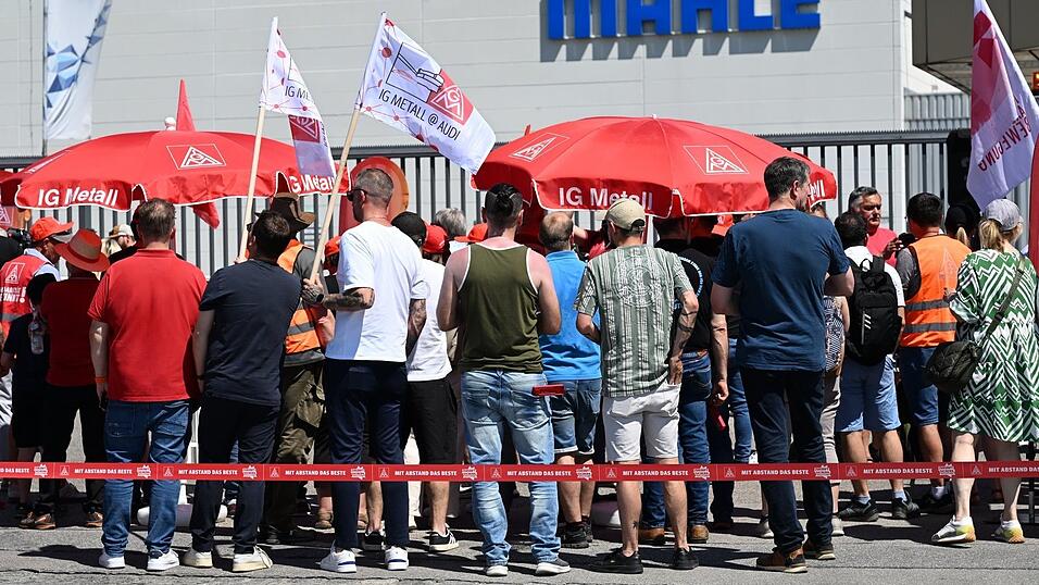 Beschäftigte des Autozulieferers Mahle versammelten sich zum Streik vor dem Werk. Beschäftigte des Autozulieferers Mahle versammelten sich zum Streik vor dem Werk.