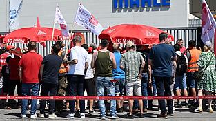 Beschäftigte des Autozulieferers Mahle versammelten sich zum Streik vor dem Werk. Beschäftigte des Autozulieferers Mahle versammelten sich zum Streik vor dem Werk.