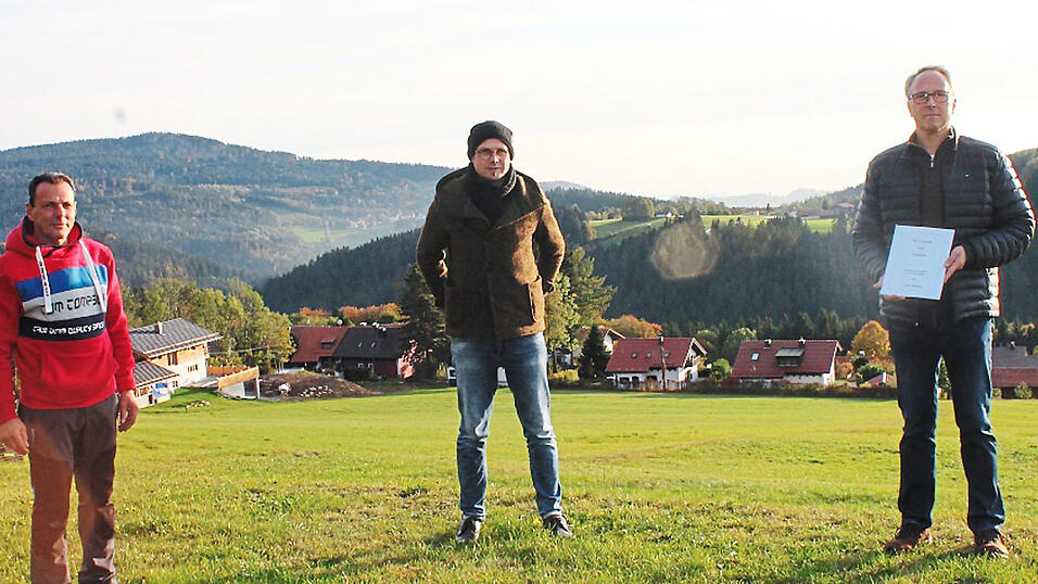 Auf dieser Naturb&uuml;hne soll 2022 das Festspiel vom seligen Engelmar aufgef&uuml;hrt werden, hier mit Regisseur Sascha Edenhofer (Mitte), dem Vereinsvorsitzenden Stefan Edenhofer (rechts) und Stellvertreter Herbert Nemanski.