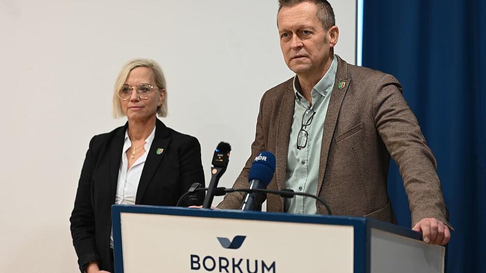 Vor dem Klaasohm-Fest auf Borkum stellen sich Bürgermeister Jürgen Akkermann (parteilos) und seine Stellvertreterin Melanie Helms (SPD) den Fragen der Presse. Vor dem Klaasohm-Fest auf Borkum stellen sich Bürgermeister Jürgen Akkermann (parteilos) und seine Stellvertreterin Melanie Helms (SPD) den Fragen der Presse.