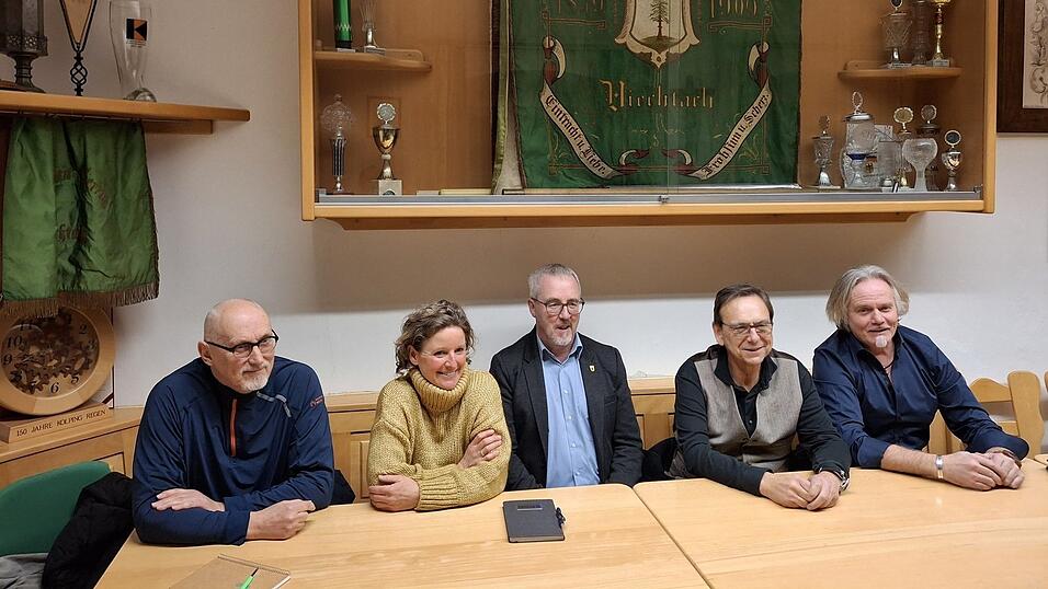 Zum ersten Mal sa&szlig;en alle f&uuml;nf Viechtacher Kandidaten an einem Tisch (v.l.): Klaus-Dieter Neumann (SPD/parteifrei), Christine Hagengruber (Zukunft Viechtach), Hans Greil (Unabh&auml;ngige), Franz Wittmann (CSU) und Edwin Birnb&ouml;ck (AfD)
