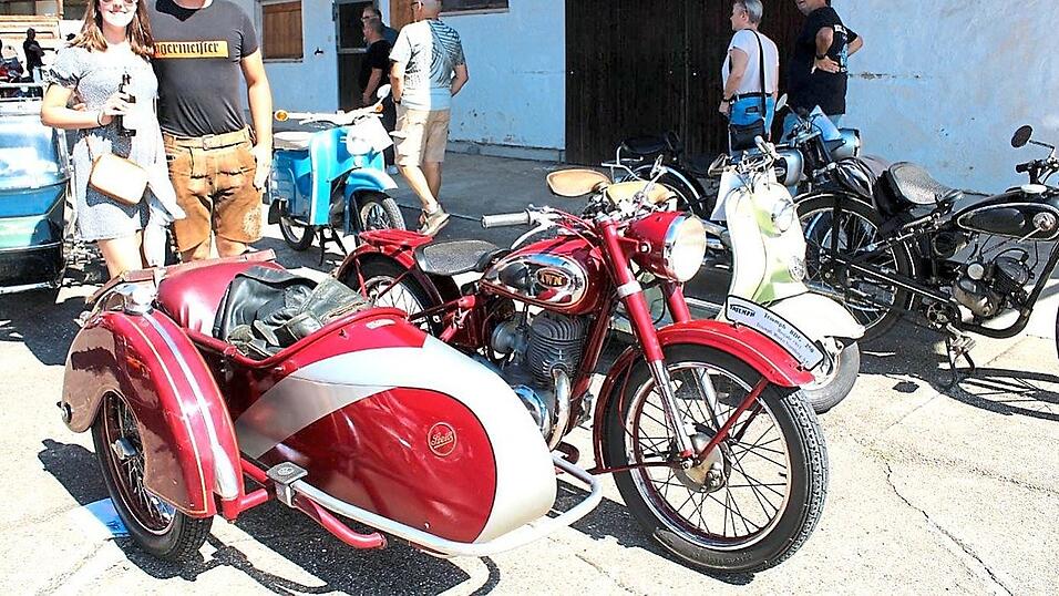 Zu bestaunen gab es auch alte Motorräder. Zu bestaunen gab es auch alte Motorräder.