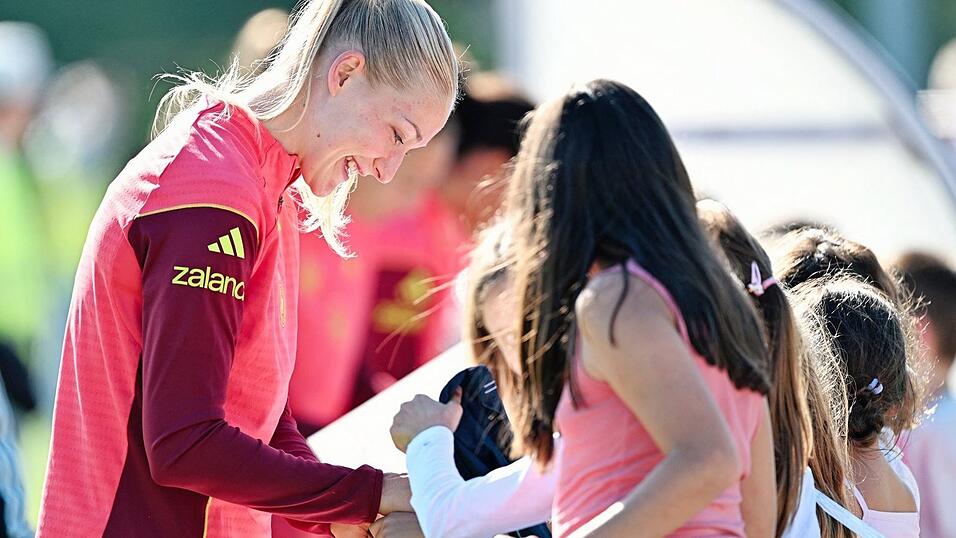 Abwehrspielerin Camilla Küver: Autogrammeschreiben vor dem Heimspiel. Abwehrspielerin Camilla Küver: Autogrammeschreiben vor dem Heimspiel.