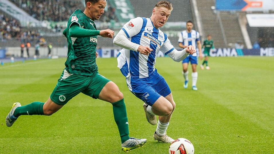 Hertha BSC musste gegen Greuther Fürth wie hier Verteidiger Julian Eitschberger (r.) hart arbeiten. Hertha BSC musste gegen Greuther Fürth wie hier Verteidiger Julian Eitschberger (r.) hart arbeiten.