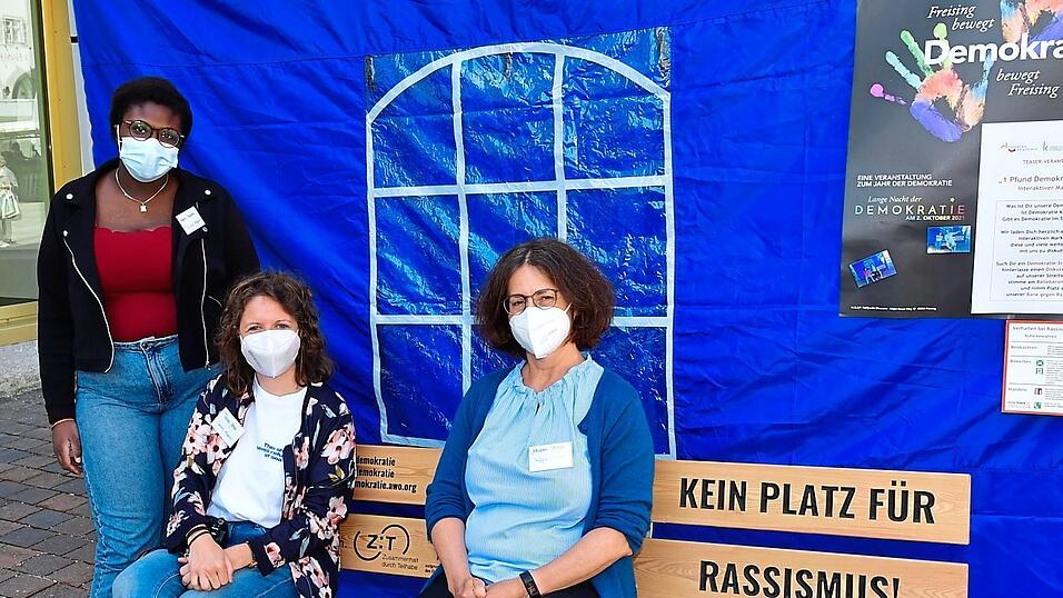 Probesitzen auf der 'Bank gegen Rassismus': (v. l.) Nouria Sewazon, Tabea Janson und Johanna Sticksel. Probesitzen auf der 'Bank gegen Rassismus': (v. l.) Nouria Sewazon, Tabea Janson und Johanna Sticksel.