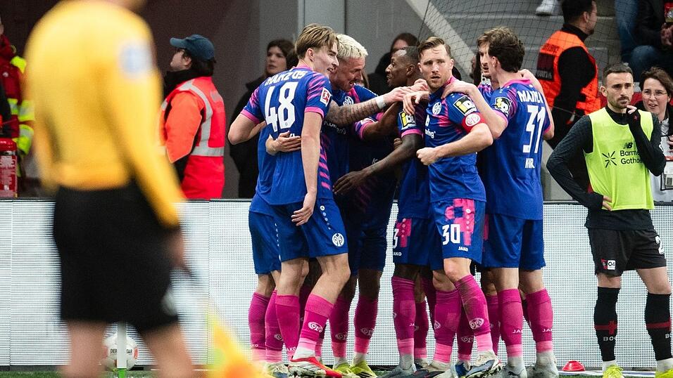Mainz jubelt über das Tor zum 1:0. Mainz jubelt über das Tor zum 1:0.