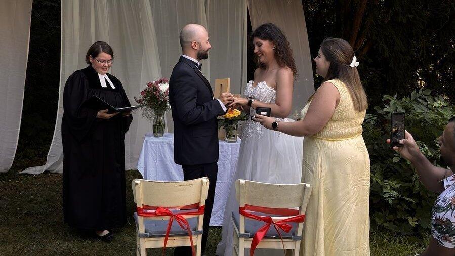Julian und Johannah Seidinger geben sich in Regensburg das Ja-Wort. Statt monatelanger Vorbereitung entschied sich das Paar f&uuml;r eine Hochzeit im Schnelldurchlauf.