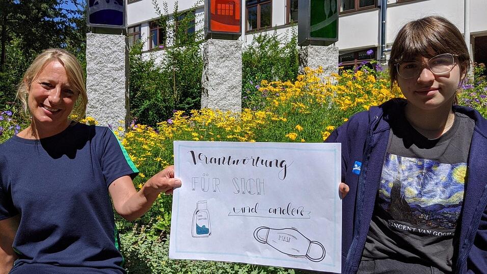 Verantwortung für sich und andere übernehmen: Vertrauenslehrerin Kerstin Kreis unterstützt Donika Qitaku bei ihrer Aufgabe als Wertebotschafterin. Verantwortung für sich und andere übernehmen: Vertrauenslehrerin Kerstin Kreis unterstützt Donika Qitaku bei ihrer Aufgabe als Wertebotschafterin.