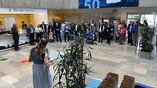Die Kreismusikschule umrandete die Eröffnung durch Landrat Josef Laumer (r.).