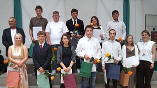 Die Absolventen der 9. Klasse mit Lehrkraft Katharina Hupf (r.)