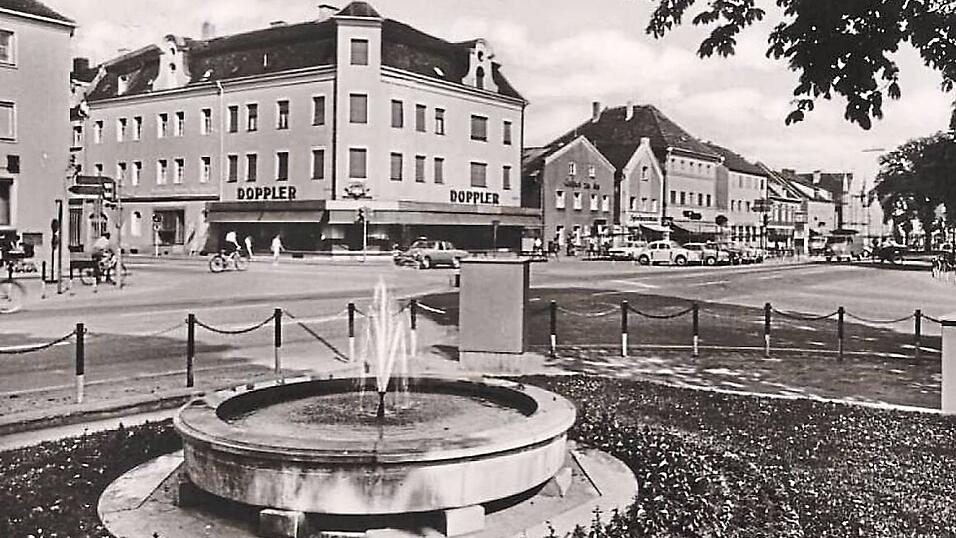 Fr&uuml;her gab es einen Brunnen vor dem Plattlinger Rathaus. Wo man heute das Modehaus &bdquo;Platin&ldquo; findet, befand sich an der Einm&uuml;ndung zur Deggendorfer Stra&szlig;e fr&uuml;her das Gesch&auml;ftshaus Doppler.