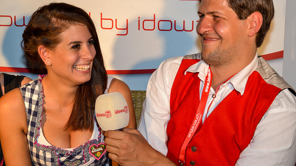 Laura im Gespräch mit Moderator Philipp Kuchler. (Foto: Julia Troll) Laura im Gespräch mit Moderator Philipp Kuchler. (Foto: Julia Troll)