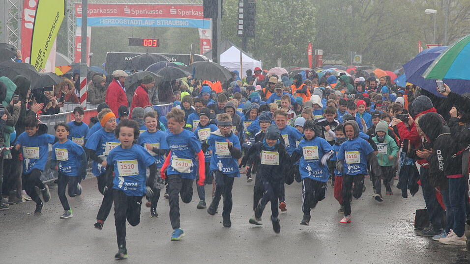 Nasskaltes Aprilwetter lässt die jungen Straubinger Läufer kalt.