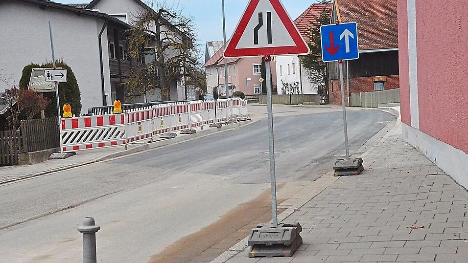Seit 5. August war die Kreisstraße R 5 in Mintraching gesperrt. Nun wurde sie am Freitag wieder für den Verkehr freigegeben.