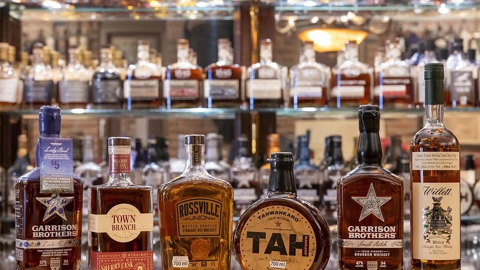 Whiskey-Flaschen stehen in einem Regal in einem Whiskey-Gesch&auml;ft in M&uuml;nchen.