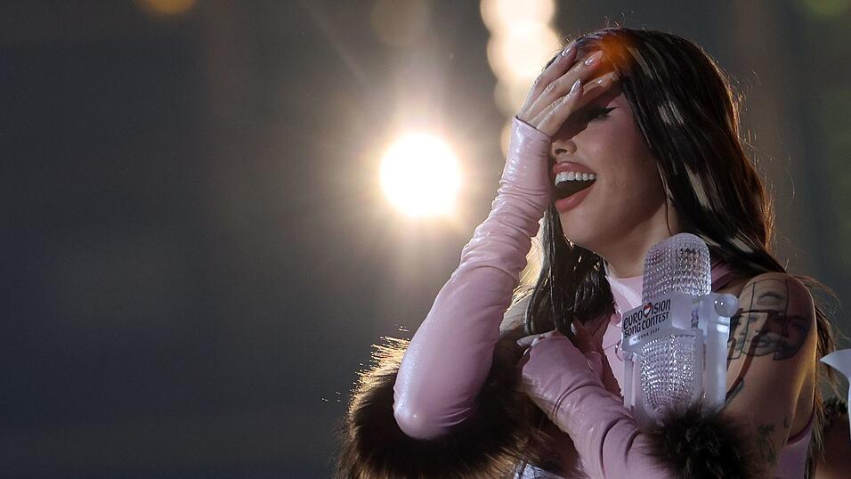 Scheint es kaum fassen zu können: ESC-Siegerin Dara aus Bulgarien. Scheint es kaum fassen zu können: ESC-Siegerin Dara aus Bulgarien.