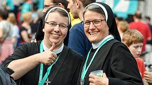 Vor der Corona-Pandemie war f&uuml;r die meisten Deutschen etwas leichter, ihr Leben zu geni&szlig;en - wie hier diese beiden Ordensschwestern auf dem Katholikentag 2018 in M&uuml;nster. Wie wichtig Familie und Freunde sind, erkannten viele Deutsche in der Corona-Krise.
