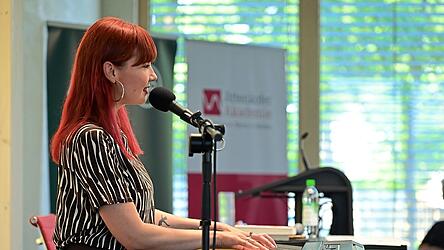 Neurowissenschaftlerin Dr. Sarah Straub ist auch eine exzellente Musikerin. Mit ihrer Band war sie 2013 schon einmal in Straubing, beim Bluetone-Festival als Vorgruppe von Joe Cocker. Neurowissenschaftlerin Dr. Sarah Straub ist auch eine exzellente Musikerin. Mit ihrer Band war sie 2013 schon einmal in Straubing, beim Bluetone-Festival als Vorgruppe von Joe Cocker.