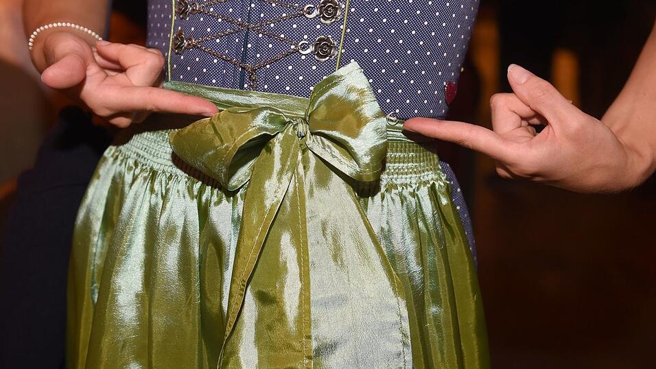Wo die Dirndl-Schleife sitzt, ist nicht egal. (Archivbild) Wo die Dirndl-Schleife sitzt, ist nicht egal. (Archivbild)