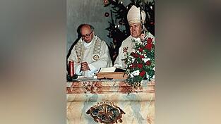 Bischof Manfred Müller (re.) und Pfarrer Albert Wollsperger beim Festgottesdienst vor 30 Jahren.