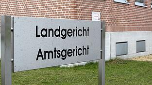 Alle Hände voll zu tun hatten Beamte im vergangenen Jahres auf der Dienststelle in der Neustadt mit einem 50-jährigen Landshuter. Alle Hände voll zu tun hatten Beamte im vergangenen Jahres auf der Dienststelle in der Neustadt mit einem 50-jährigen Landshuter.