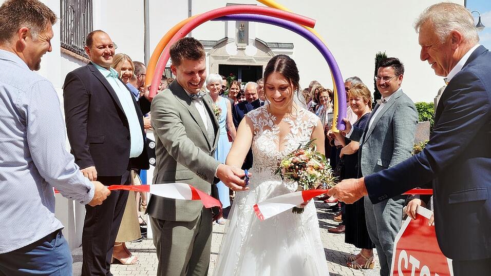 Zahlreiche Vereine und Wegbegleiter hatten sich vor der Kirche versammelt, um ein langes, buntes Spalier zu bilden. Zahlreiche Vereine und Wegbegleiter hatten sich vor der Kirche versammelt, um ein langes, buntes Spalier zu bilden.