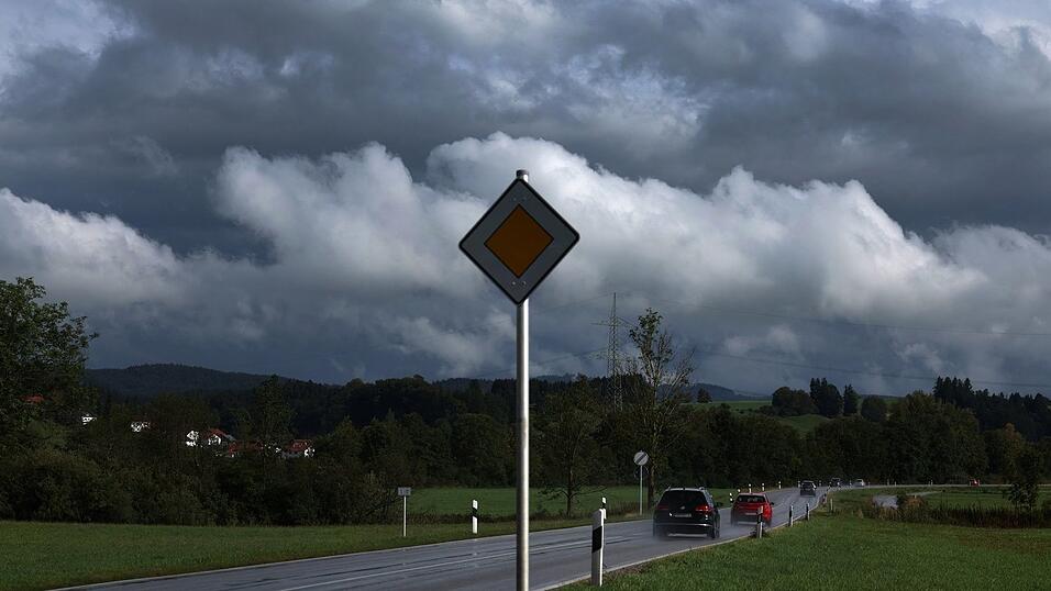 Heute könnte es noch einmal heiß werden, doch für den Mittwoch erwartet der Deutsche Wetterdienst Regen und einen kräftigen Temperatursturz in Bayern. (Symbolbild) Heute könnte es noch einmal heiß werden, doch für den Mittwoch erwartet der Deutsche Wetterdienst Regen und einen kräftigen Temperatursturz in Bayern. (Symbolbild)