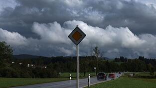 Heute könnte es noch einmal heiß werden, doch für den Mittwoch erwartet der Deutsche Wetterdienst Regen und einen kräftigen Temperatursturz in Bayern. (Symbolbild) Heute könnte es noch einmal heiß werden, doch für den Mittwoch erwartet der Deutsche Wetterdienst Regen und einen kräftigen Temperatursturz in Bayern. (Symbolbild)
