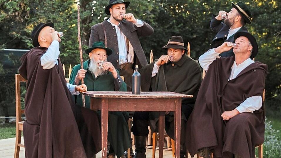 Das Dorfwirtshaus, wo zu Bier und Musik unter anderem die Treibjagd am Hirschenstein begossen wird. Ein „Prost“ bei den Jägern und bei den Dörflern auf die Jagd nach den Wilderern. Das Dorfwirtshaus, wo zu Bier und Musik unter anderem die Treibjagd am Hirschenstein begossen wird. Ein „Prost“ bei den Jägern und bei den Dörflern auf die Jagd nach den Wilderern.