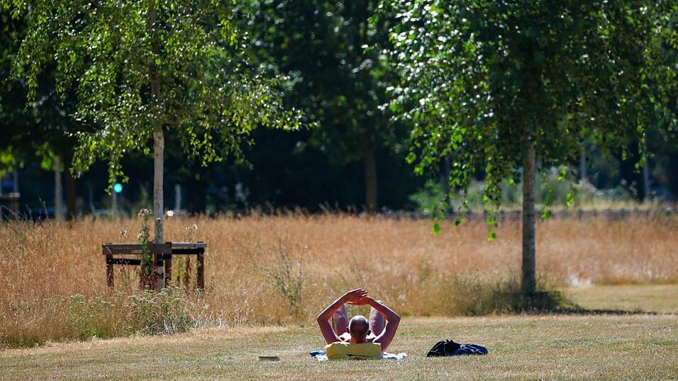 Der UV-Index ist hoch, daher sollte man sich schützen, sagt der DWD Der UV-Index ist hoch, daher sollte man sich schützen, sagt der DWD