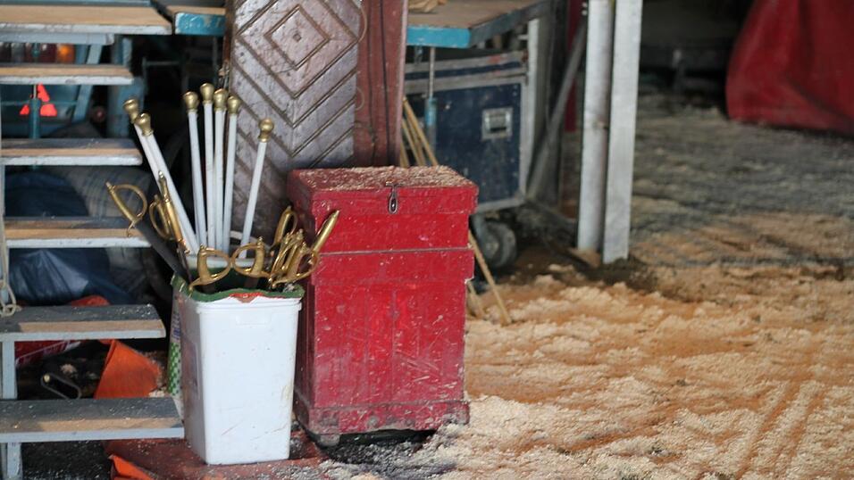 Hinter der Manege befindet sich der Sattelgang, das Backstage des Zirkuszeltes. Hier warten die Artisten auf ihren Auftritt. Hinter der Manege befindet sich der Sattelgang, das Backstage des Zirkuszeltes. Hier warten die Artisten auf ihren Auftritt.