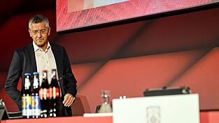 Bayern-Präsident Hainer wünscht sich Maßnahmen zur Deckelung von Spieler-Gehältern. (Archivbild)
