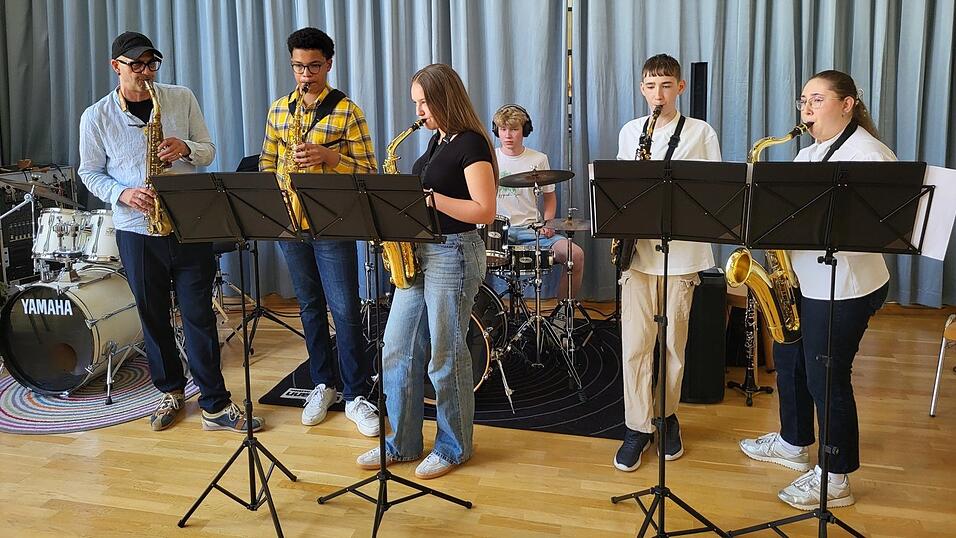 Den schwungvollen Abschluss des Vorspiels bildete die Saxofon-Combo mit „Crying At The Discotheque“. Den schwungvollen Abschluss des Vorspiels bildete die Saxofon-Combo mit „Crying At The Discotheque“.
