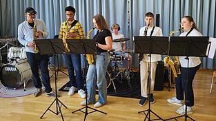 Den schwungvollen Abschluss des Vorspiels bildete die Saxofon-Combo mit „Crying At The Discotheque“. Den schwungvollen Abschluss des Vorspiels bildete die Saxofon-Combo mit „Crying At The Discotheque“.