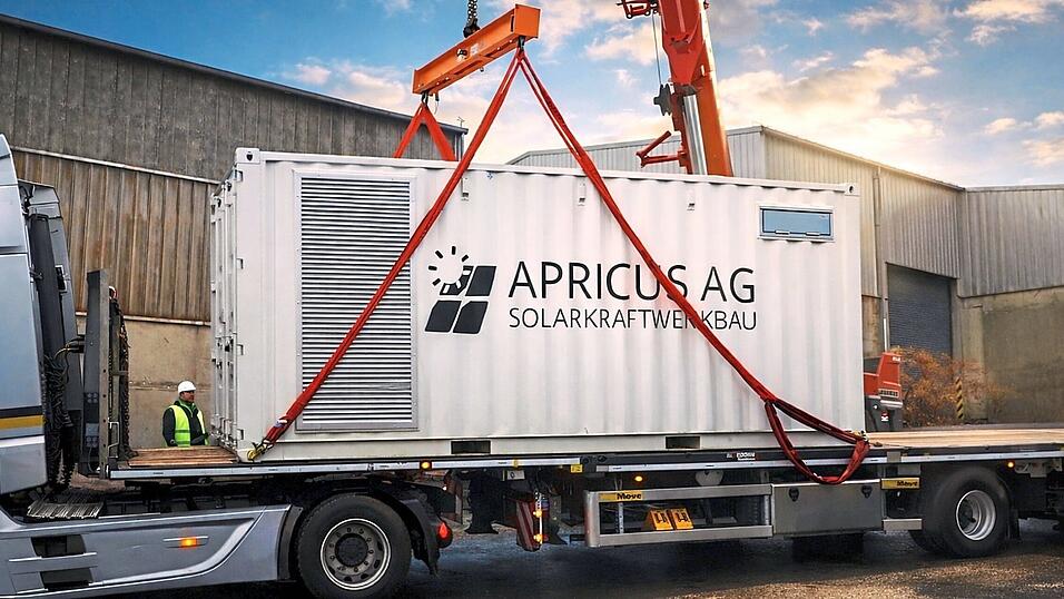 Als Grünstromspeicher werden solche Großbatterien bezeichnet, die ausschließlich mit Strom aus erneuerbaren Energiequellen wie Windkraft, Photovoltaik oder Wasserkraft geladen werden. Für die geplante PV-Anlage bei Thonhausen sind vier bis acht solcher Speicher-Container vorgesehen. Als Grünstromspeicher werden solche Großbatterien bezeichnet, die ausschließlich mit Strom aus erneuerbaren Energiequellen wie Windkraft, Photovoltaik oder Wasserkraft geladen werden. Für die geplante PV-Anlage bei Thonhausen sind vier bis acht solcher Speicher-Container vorgesehen.