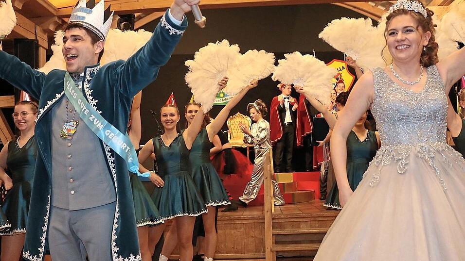 An seinem Geburtstag zog Prinz Johannes mit Prinzessin Laura mit Schärpe und Krone ein. An seinem Geburtstag zog Prinz Johannes mit Prinzessin Laura mit Schärpe und Krone ein.