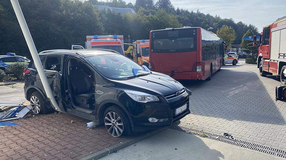 Um die Beifahrerin zu retten, wurde die Beifahrert&uuml;re entfernt. Das Auto war zuvor von einem Bus gegen eine Laterne geschoben worden.&nbsp;