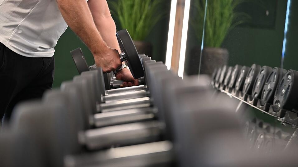 Ran an die Hanteln: Deutschlands Fitnessstudios haben immer mehr Mitglieder - aber kommen die auch immer? (Archivbild)