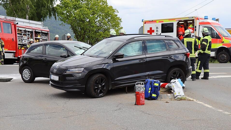 Im Kreuzungsbereich der Kreisstra&szlig;e CH49 mit der Thenrieder Stra&szlig;e stie&szlig;en die beiden Fahrzeuge zusammen.