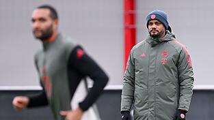 Trainer Vincent Kompany beobachtet seine Spieler beim Abschlusstraining. Trainer Vincent Kompany beobachtet seine Spieler beim Abschlusstraining.